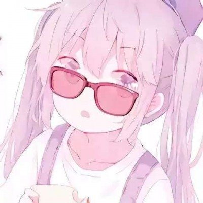 印度男子头插砍刀淡定玩手机